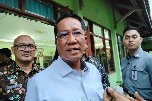 Menteri Hukum Supratman Andi Agtas meninjau Pos Batuan Hukum atau Posbankum di Kalurahan Sukoreno, Kapanewon Sentolo, Kabupaten Kulon Progo, Senin (19/1/2026). Foto: Arfiansyah Panji Purnandaru/kumparan