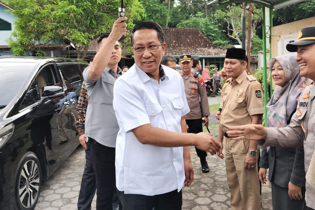 Menteri Hukum Supratman Andi Agtas meninjau Pos Batuan Hukum atau Posbankum di Kalurahan Sukoreno, Kapanewon Sentolo, Kabupaten Kulon Progo, Senin (19/1/2026). Foto: Arfiansyah Panji Purnandaru/kumparan