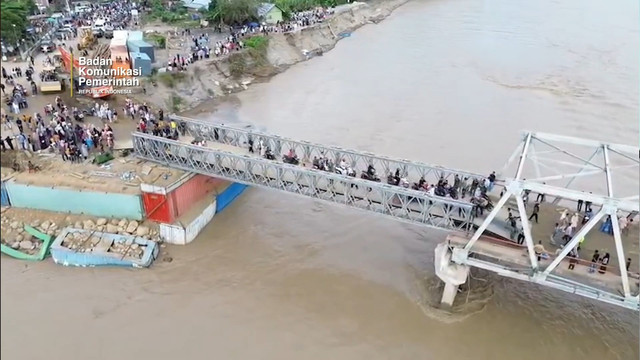 Pembangunan jembatan darurat di daerah bencana Sumatera. Foto: Bakom RI