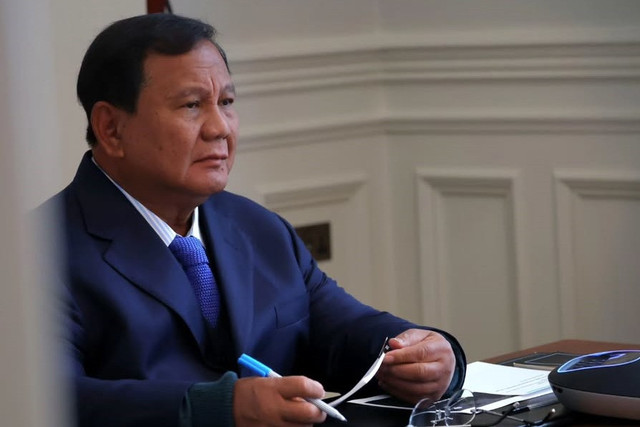 Presiden Prabowo Subianto menggelar rapat terbatas melalui video conference di London, Inggris, Senin (19/1/2026).  Foto: Instagram/ @sekretariat.kabinet