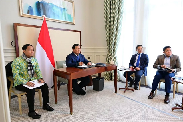 Presiden Prabowo Subianto menggelar rapat terbatas melalui video conference di London, Inggris, Senin (19/1/2026).  Foto: Instagram/ @sekretariat.kabinet