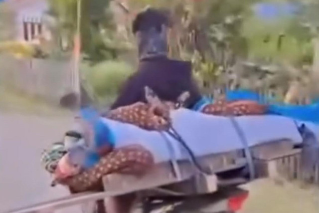 Mayat ibu melahirkan dibawa pakai motor. Dok: Istimewa