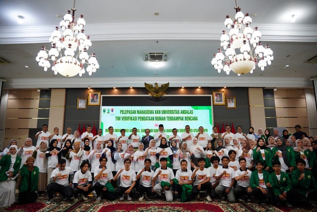 Pelepasan Tim Verifikasi Pendataan Rumah KKN Kebencanaan Unand oleh Rektor Universitas Andalas dan Gubernur Sumatera Barat. (Dok. Pribadi)