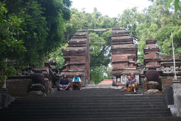 Para abdi dalem sedang bercengkerama sembari melihat pengunjung yang berdatangan dari arah bawah anak tangga. Foto: Dokumen Pribadi