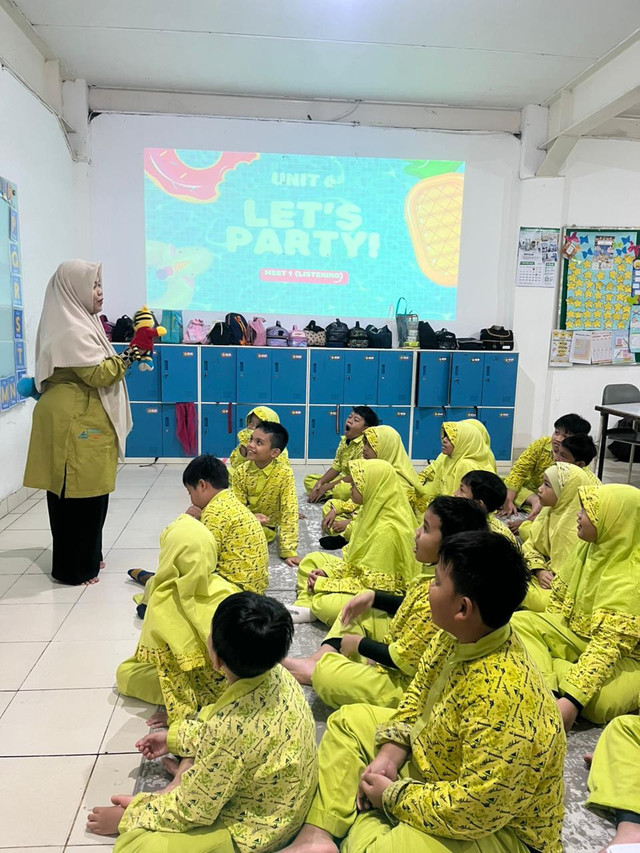 Menjadi guru zaman sekarang bukan hanya berdiri di depan kelas dan menyampaikan materi pembelajaran. Menjadi guru zaman sekarang harus berwibawa dan menjaga jarak agar pembelajaran di sekolah menjadi menyenangkan. Foto: Dokumentasi pribadi