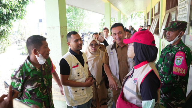 Ketua DPD PDI Perjuangan Aceh Jamaluddin Idham dan Wakil Ketua Komisi X DPR-RI, MY Esti Wijayati salurkan bantuan untuk sekolah terdampak bencana banjir. Foto: Dok. PDIP