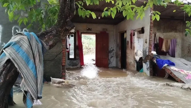 ngaBanunan rumah rusak akibat tanggul Sungai Citarum di Kampung Bendungan, Desa Pantai Bakti, Kecamatan Muara Gembong, jebol pada Selasa (20/1) dini hari. Foto: Dok. Istimewa