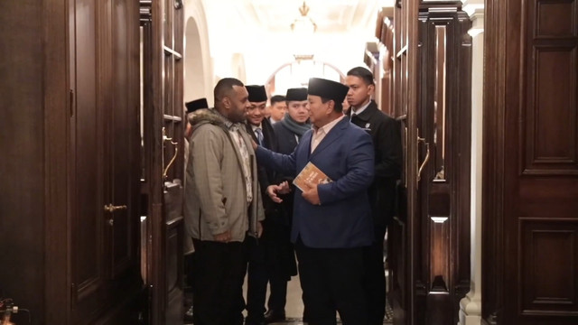 Mahasiswa Indonesia menyambut Prabowo di London Foto: Dok. Bakom RI
