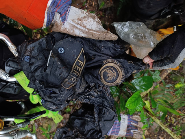 Sejumlah serpihan pesawat dan barang-barang korban pesawat ATR 42-500 yang jatuh di Gunung Bulusaraung, Sulsel. Foto: Dok. Basarnas/Tim SAR Gabungan