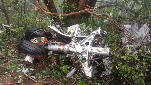 Sejumlah serpihan pesawat dan barang-barang korban pesawat ATR 42-500 yang jatuh di Gunung Bulusaraung, Sulsel. Foto: Dok. Basarnas/Tim SAR Gabungan