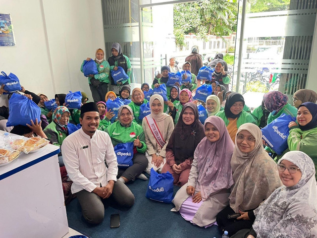 DT Peduli bersama Runner Up 5 Puteri Remaja Indonesia 2025, Manda. Bagikan Fidyah untuk 40 ibu pejuang keluarga (Sumber : DT Peduli)
