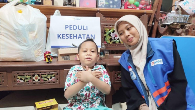 Keceriaan Dilan bersama Relawan DT Peduli Jawa Tengah, saat penyerahan bantuan (Sumber : DT Peduli)