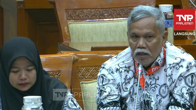 Komisi III DPR RI menggelar rapat dengar pendapat umum (RDPU) dengan guru honorer SDN 21 Desa Pematang Raman, Muaro Jambi, di Gedung DPR RI, Jakarta, Selasa (20/1/2026). Foto: YouTube/ TVR Parlemen