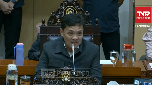 Ketua Komisi III DPR RI Habiburokhman memimpin rapat dengar pendapat umum (RDPU) dengan guru honorer SDN 21 Desa Pematang Raman, Muaro Jambi, di Gedung DPR RI, Jakarta, Selasa (20/1/2026). Foto: YouTube/ TVR Parlemen
