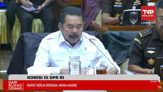 Jaksa Agung ST Burhanuddin mengikuti rapat kerja dengan Komisi III DPR RI di Gedung DPR RI, Jakarta, Selasa (20/1/2026).
 Foto: YouTube/ TVR Parlemen