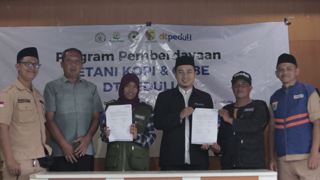 Launching Program Pemberdayaan Petani Kopi dan Cabe Gendot oleh Tim DT Peduli Bandung (Sumber : DT Peduli)