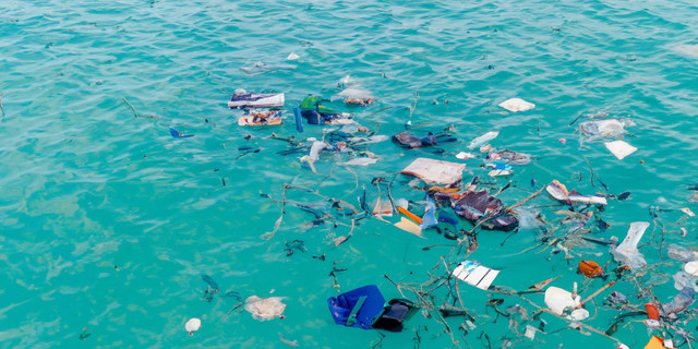 Ilustrasi mikroplastik di laut (freepik)
