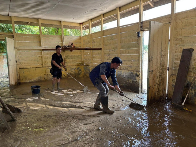 Relawan DT Peduli dan PT Telkom Indonesia Bersama-sama membersihkan Mushola terdampak banjir di Desa Jabi-jabi (Sumber : DT Peduli)