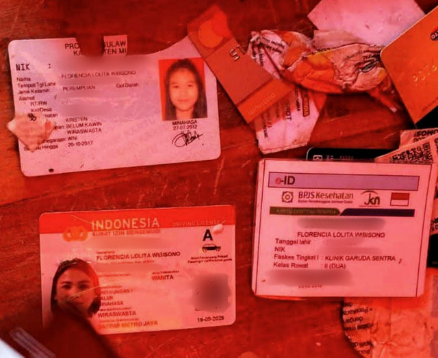 Sejumlah nametag milik kru pesawat ATR 42-500, Florencia Lolita Wibisono yang ditemukan oleh Tim SAR, Senin (19/1/2026). Foto: Dok. Basarnas