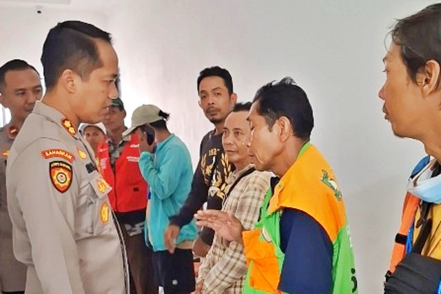 Jukir liar yang ditangkap oleh Satsamapta Polrestabes Surabaya karena mengganti pembayaran QRIS Dishub Surabaya menjadi QRIS milik pribadi atas nama warung kopi di Surabaya. Foto: Dok. Polrestabes Surabaya