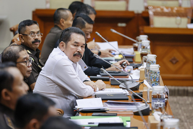 Jaksa Agung, ST Burhanuddin mengikuti rapat kerja dengan Komisi III DPR di Kompleks Parlemen, Senayan, Jakarta, Selasa (20/1/2026). Foto: Dhemas Reviyanto/ANTARA FOTO