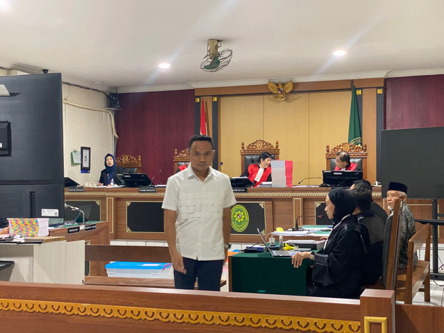 Anak eks Bupati Sleman Sri Purnomo, Raudi Akmal, menjadi saksi di persidangan kasus dugaan korupsi dana hibah pariwisata Sleman yang menjerat ayahnya, Senin (19/1). Foto: Pandangan Jogja/Resti Damayanti