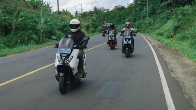 Touring motor listrik Polytron Fox 350 Jakarta-Way Kambas. Foto: dok. Polytron