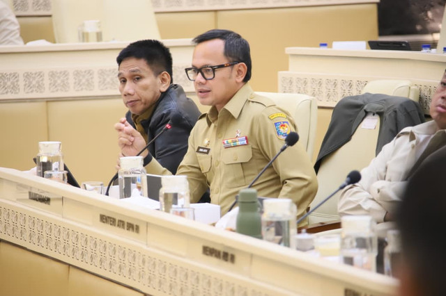 Wamendagri Bima Arya Sugiarto dan Akhmad Wiyagus (kiri) saat memberikan penjelasan dalam Rapat Kerja dan Rapat Dengar Pendapat bersama Komisi II DPR RI di Ruang Rapat Komisi II DPR RI, Jakarta, Senin (19/1/2026). Foto: Kemendagri RI