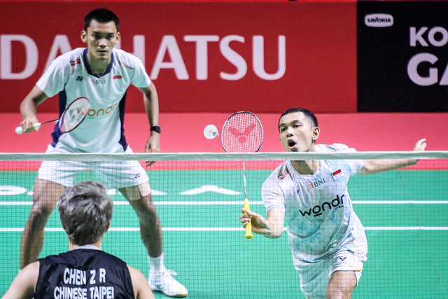 Pebulu tangkis ganda putra Indonesia Fajar Alfian (kanan) dan Muhammad Shohibul Fikri (kiri) mengembalikan kok ke arah lawan pada Daihatsu Indonesia Masters 2026 di Istora Senayan, Jakarta, Selasa (20/1/2026). Foto: Sulthony Hasanuddin/ANTARA FOTO 