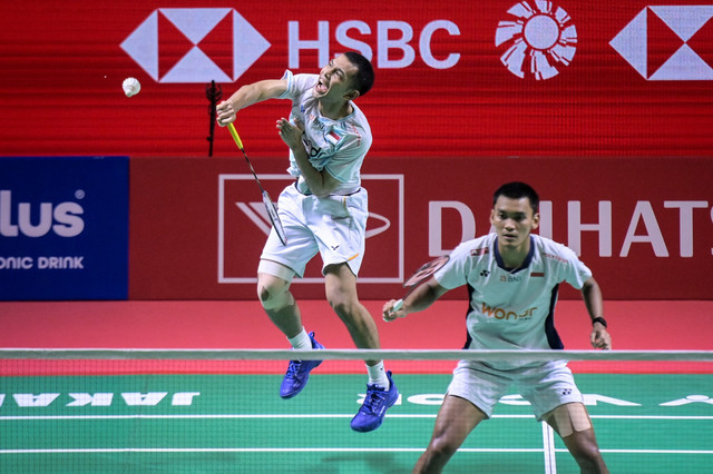Pebulu tangkis ganda putra Indonesia Fajar Alfian (kiri) dan Muhammad Shohibul Fikri (kanan) mengembalikan kok ke arah lawan pada Daihatsu Indonesia Masters 2026 di Istora Senayan, Jakarta, Selasa (20/1/2026). Foto: Sulthony Hasanuddin/ANTARA FOTO 