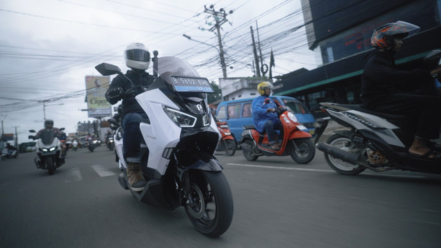 Touring motor listrik Polytron Fox 350 Jakarta ke Way Kambas. Foto: Dok. Polytron