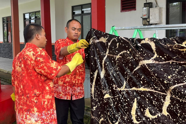 Penerima manfaat residensial di Sentra Galih Pakuan Bogor mendapatkan pelatihan keterampilan pembuatan batik ciprat. Foto: Kemensos RI