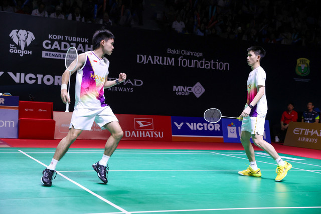 Ganda putra Indonesia Raymond Indra dan Nikolaus Joaquin pada Daihatsu Indonesia Masters 2026 di Istora Senayan, Jakarta, Selasa (20/1/2026). Foto: PBSI