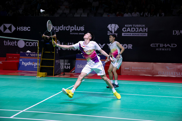 Ganda putra Indonesia Raymond Indra dan Nikolaus Joaquin pada Daihatsu Indonesia Masters 2026 di Istora Senayan, Jakarta, Selasa (20/1/2026). Foto: PBSI