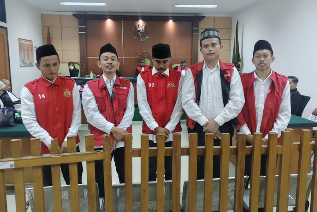 Terdakwa kasus penganiayaan terhadap staf Humas Kementerian Lingkungan Hidup dan sejumlah wartawan divonis 7 bulan penjara oleh Majelis Hakim Pengadilan Negeri (PN) Serang, Selasa (20/1/2026). Foto: kumparan