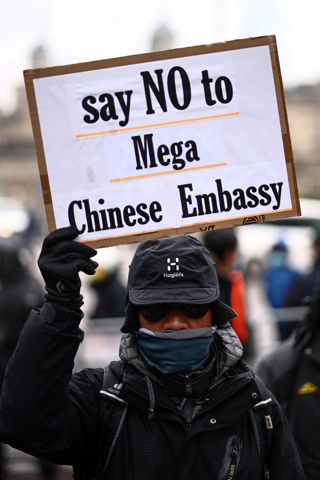 Para pengunjuk rasa berkumpul di lokasi bekas Royal Mint di London pada 8 Februari 2025. Foto: HENRY NICHOLLS / AFP