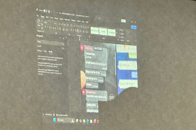 Jaksa Penuntut Umum (JPU) tampilkan percakapan isi grup Whatsapp "Jajanan Pasar" pada sidang kasus dugaan korupsi pengadaan chromebook di Pengadilan Tipikor, Jakarta pada Selasa (20/1/2026). Foto: Luthfi Humam/kumparan