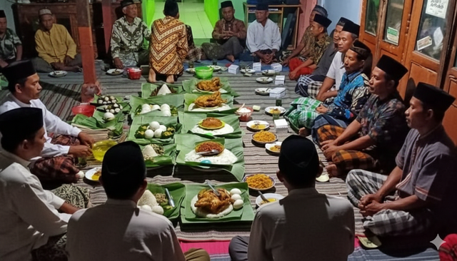 Di sebuah rumah kecil, tikar dibentang dan doa mengalir pelan. Kenduren tidak pernah soal menu, tapi soal siapa saja yang duduk melingkar dan saling mendoakan. Ilustrasi: AI