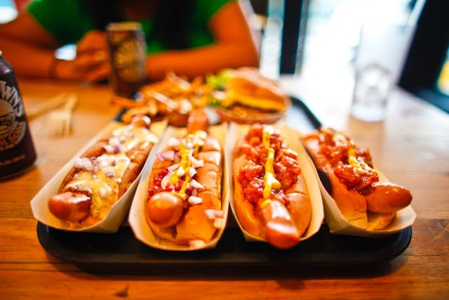 Ilustrasi Konsumsi Makanan Cepat Saji. Foto: Pexels.