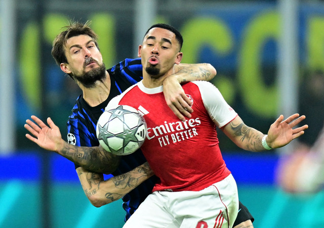 Gabriel Jesus dari Arsenal beraksi dengan Francesco Acerbi dari Inter Milan pada pertandingan Liga Champions antara Inter Milan vs Arsenal di San Siro, Milan, Italia, Rabu (21/1/2026). Foto: Daniele Mascolo/REUTERS