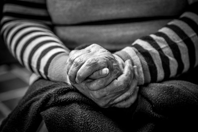 Ilustrasi Bansos Lansia 2026,Foto:Unsplash/JORGE LOPEZ