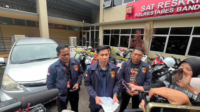 Kasat Reskrim Polrestabes Bandung, AKBP Anton beserta barang bukti yang diamankan terkait kasus pencurian mobil di Antapani, Kota Bandung pada Selasa (20/1/2026). Foto: Dok. Polrestabes Bandung