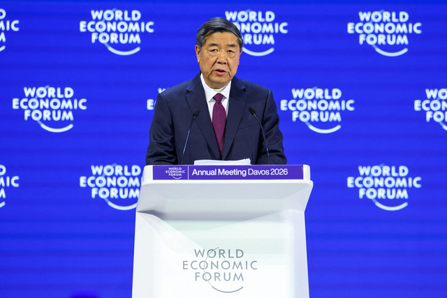 Wakil Perdana Menteri Tiongkok He Lifeng berbicara selama pertemuan tahunan Forum Ekonomi Dunia (WEF) ke-56 di Davos, Swiss, Selasa (20/1/2026). Foto: Denis Balibouse/REUTERS