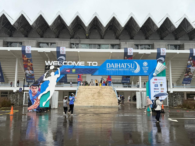 Suasana di luar venue Istora Senayan, Kompleks Gelora Bung Karno (GBK), Jakarta, saat event Indonesia Masters 2026, Rabu (21/1/2026). Foto: Antika Fahira/kumparan