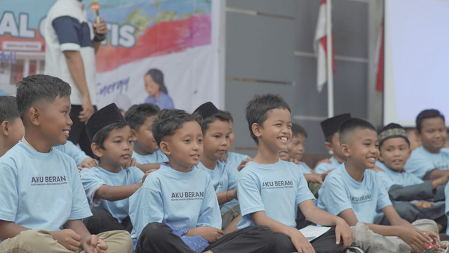 Kegiatan Khitanan Massal dan Berbagi Kebahagiaan dengan 48 Anak-anak di Gedung Pertemuan Bathin Betuah, Mandau, Bengkalis (Sumber : DT Peduli)