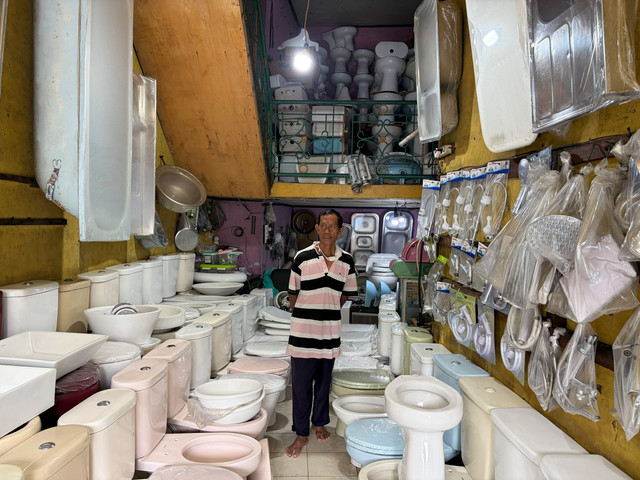 Sentra sanitari bekas di Kawasan Pasar Rumput, Jakarta Pusat, Rabu (21/1/2026). Foto: Najma Ramadhanya/kumparan