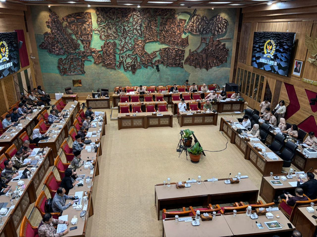 Suasana raker Komisi X bersama Mendikdasmen Abdul Mu'ti di DPR pada Rabu (21/1/2026). Foto: Abid Raihan/kumparan