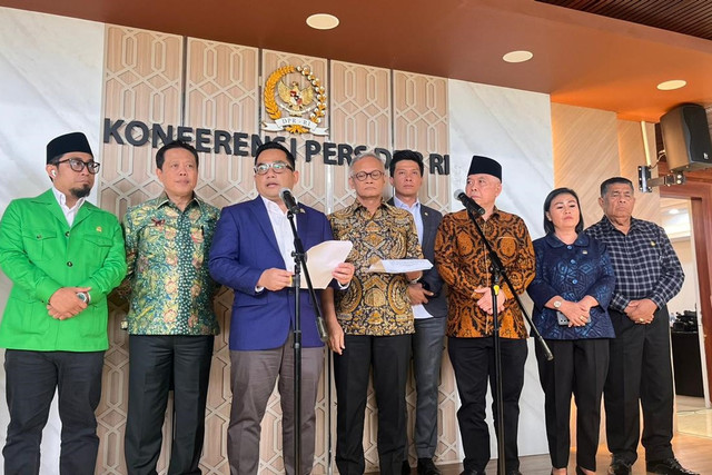 Komisi II DPR mengumumkan akan melakukan fit and proper test terhadap 18 calon anggota Ombudsman periode 2026-2031 saat konferensi pers di Kompleks Parlemen, Senayan, Jakarta, Rabu (21/1/2026). Foto: Nasywa Athifah/kumparan