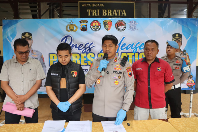 Konferensi pers terkait pembuangan bayi laki-laki yang ditemukan di dalam kardus di Aula Panti Asuhan Salib Putih, Kelurahan Kumpulrejo, Kecamatan Argomulyo, Kota Salatiga. Foto: Intan Alliva Khansa/kumparan