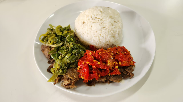 Dendeng Batokok sambal merah dan sambal hijau. Foto: Azalia Amadea/kumparan